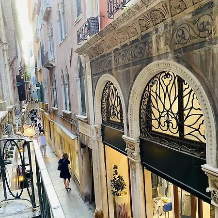 Sweet Time Venice, Luxury San Marco Frezzaria Apt! Apartment Venice