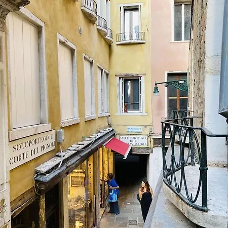Sweet Time Venice, Luxury San Marco Frezzaria Apt! Apartment