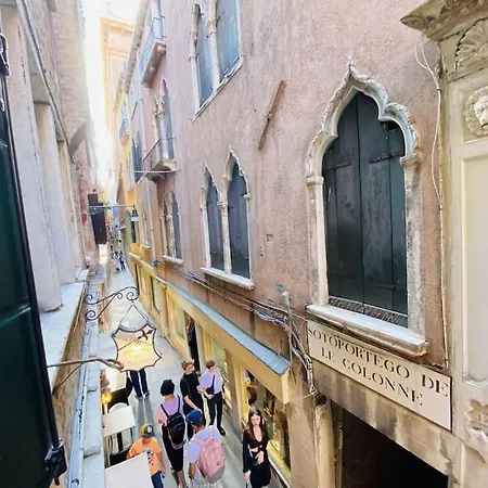 Apartment Sweet Time Venice, Luxury San Marco Frezzaria Apt!