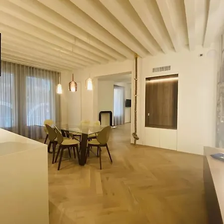 شقة Sweet Time Venice, Luxury San Marco Frezzaria Apt! *