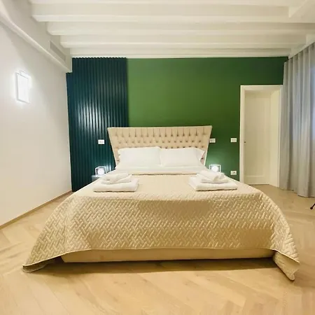 Apartment Sweet Time Venice, Luxury San Marco Frezzaria Apt! Venice