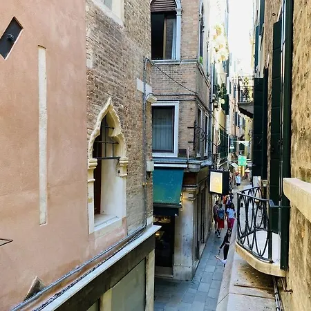 Sweet Time Venice, Luxury San Marco Frezzaria Apt! Venezia